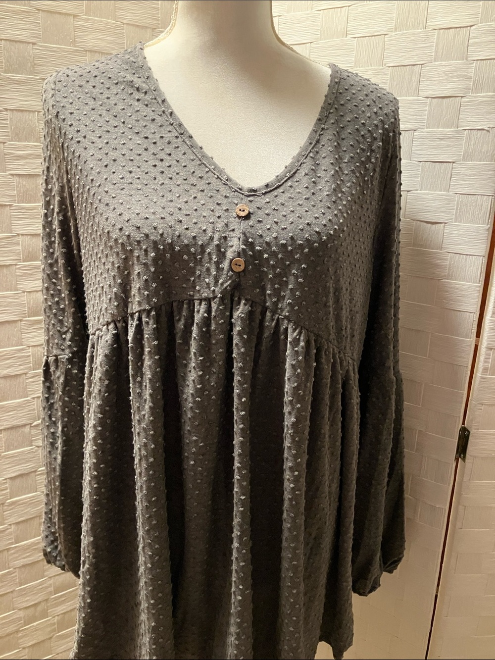 Women’s Textured V-Neck Babydoll Tunic - Gray